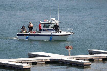Un equipo de rescate del departamento del sheriff del condado de Ventura participa en la búsqueda de la actriz Naya Rivera en el lago Piru en California (Reuters)