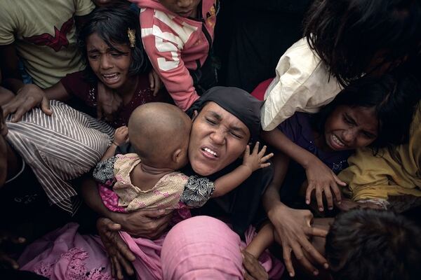Refugiados rohinyás esperando comida y asistencia (AFP / Ed JONES)
