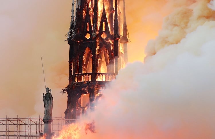 El fuego consume una de las torres de la catedral de Notre Dame (Foto: REUTERS/Benoit Tessier)