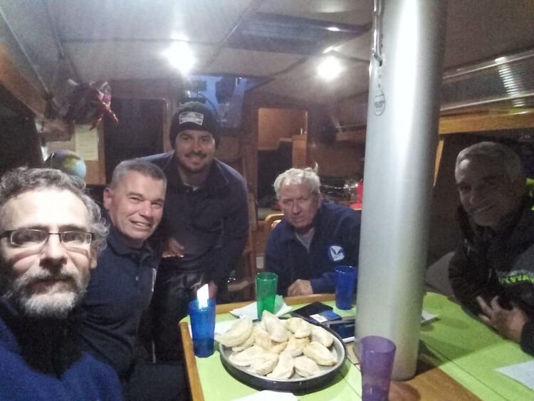 Andrés Antonini, Damián Galera, Nilo Navas, Matías Míguez y Mario Monserrat son los tripulantes del velero oceánico Galileo. Estiman llegar al continente blanco entre el jueves y el viernes