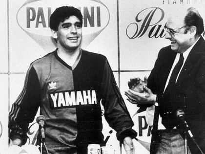 Diego Armando Maradona en Newell`s Old Boys de Rosario, en lo que significó el regreso al fútbol argentino del mejor jugador de todos los tiempos, luego de su paso en la década del 80 por el Barcelona de España y el Napoli de Italia, y en los primeros años 90 por el Sevilla, también español.
