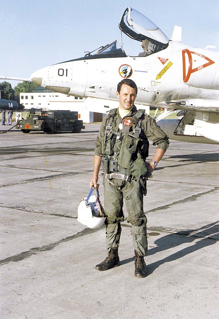 Philippi, alias Mingo, meses antes de combatir en Malvinas, delante de un Skyhawk.