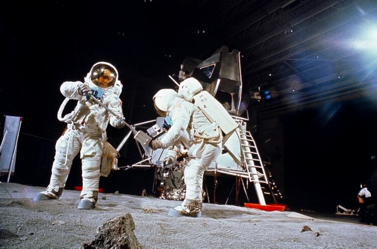 Buzz Aldrin (izquierda) y Neil Armstrong en una práctica para la recolección de rocas lunares, aún en la Tierra, en abril de 1969 Foto: JSC/NASA