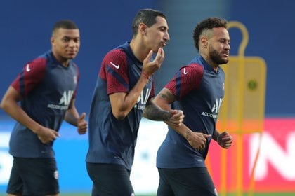 Kylian Mbappé, Angel Di María y Neymar, el trío al que busca renovarles el contrato el PSG (REUTERS/Miguel A. Lopes)