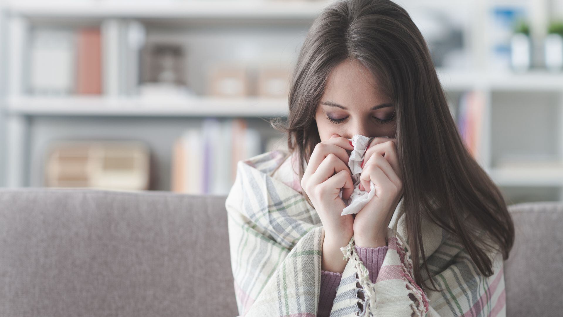 La congestión nasal, el dolor de garganta, y los estornudos son más frecuentes en las personas que tienen resfríos que en las que tienen gripe