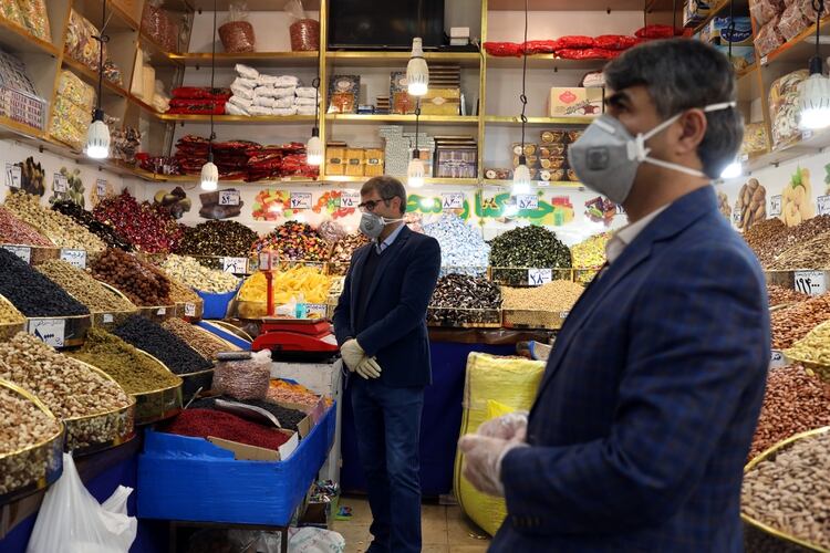 Hombres con barbijo y máscaras en una tienda de Teheran este miércoles 17 de marzo(WANA/Ali Khara via REUTERS)