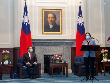 La presidenta de Taiwán, Tsai Ing-wen, con una mascarilla facial, habla durante una reunión con el secretario de Salud y Servicios Humanos de los Estados Unidos, Alex Azar, en la oficina presidencial, en Taipei, Taiwán. Central News Agency/Pool via REUTERS