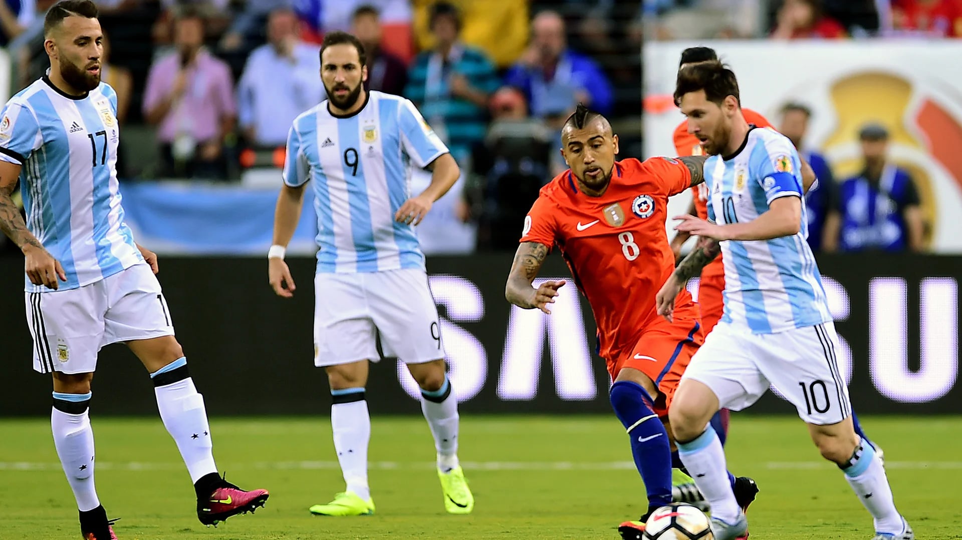 Arturo Vidal presiona a Lionel Messi, las figuras de ambos equipos (AFP)