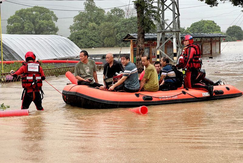 Rescatistas evacuan con un bote a residentes afectados por las inundaciones (REUTERS/Archivo)