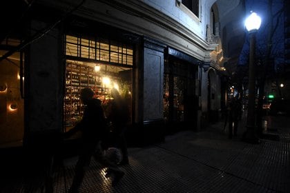 Está ubicado en el barrio de Retiro sobre la calle Arroyo y por la pandemia del coronavirus tienen sus mesas al aire libre (Nicolás Stulberg)