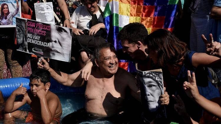 Luis D’Elía sostiene un cartel con la cara de Milagro Sala