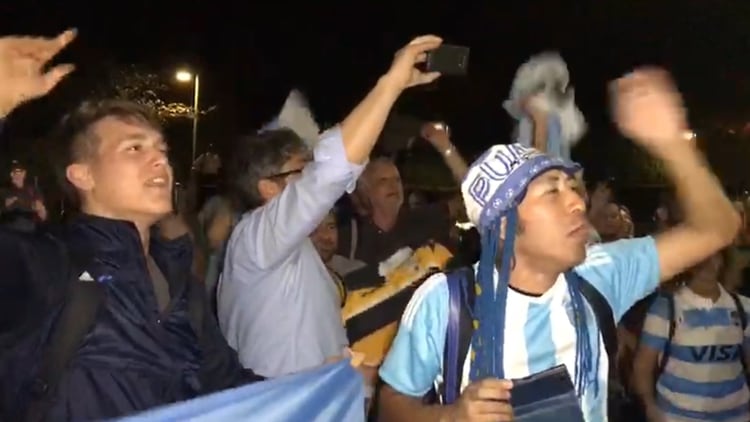 Isamu Kato, el célebre hincha japonés de Boca, estuvo presente en el banderazo alentando a Los Pumas