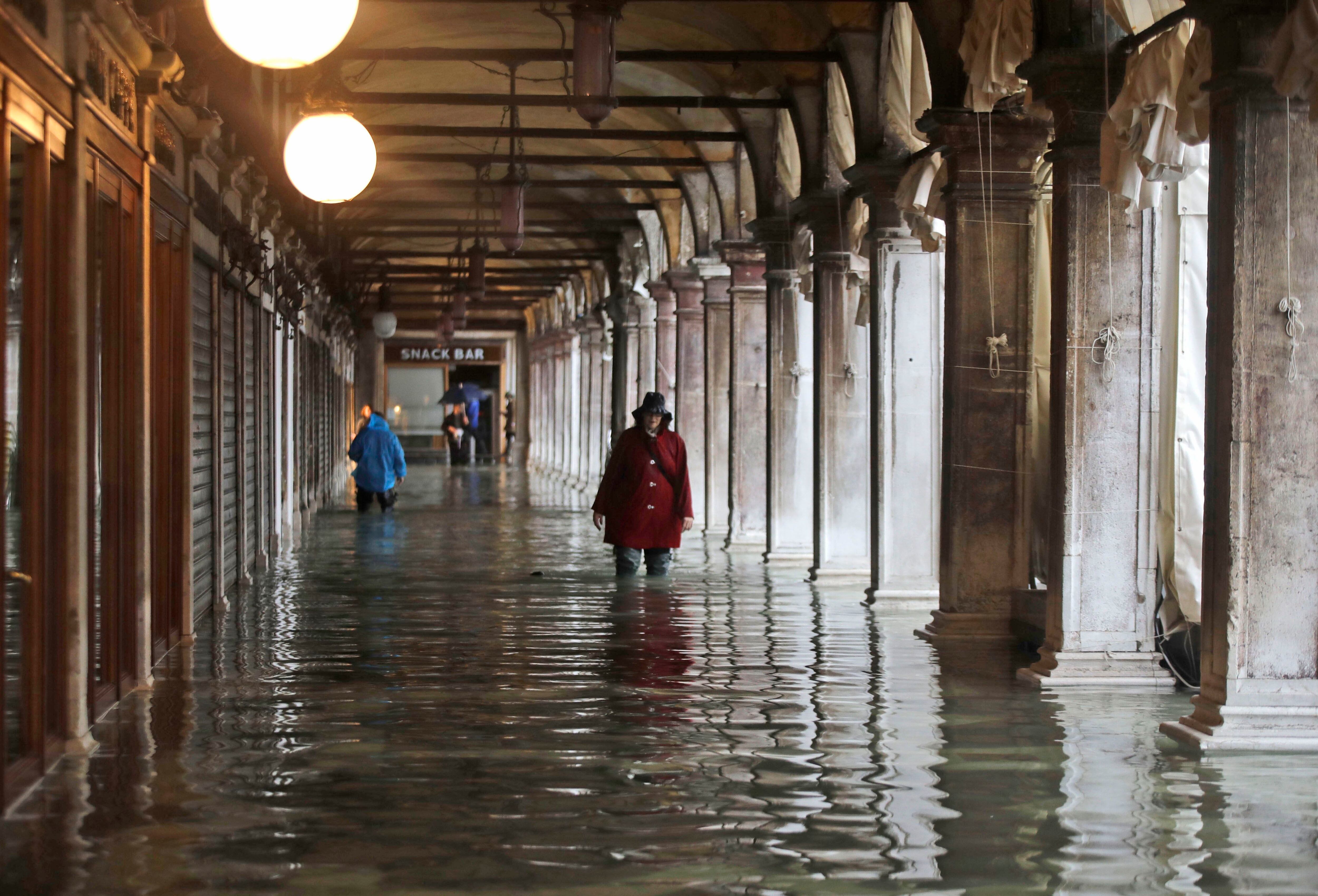 La gente vadea a través del agua causada por una marea alta en Venecia (Foto AP/Luca Bruno)