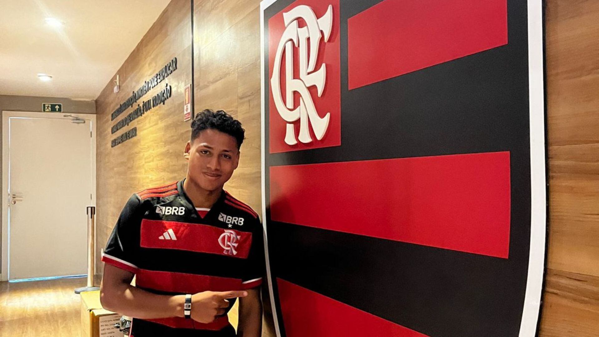 Adriano Neciosup posando al lado del escudo de Flamengo. - Crédito: Difusión