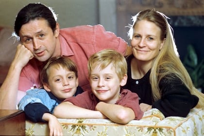 Macaulay Culkin con su familia en los aÃ±os 90 (Shutterstock)


