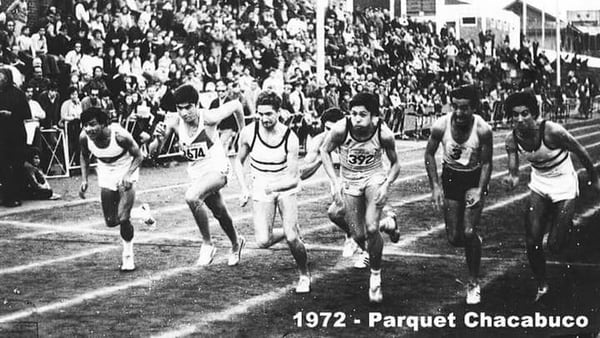 Una de las carreras en Parque Chacabuco que tuvo lugar en 1972 (Locos por Correr)