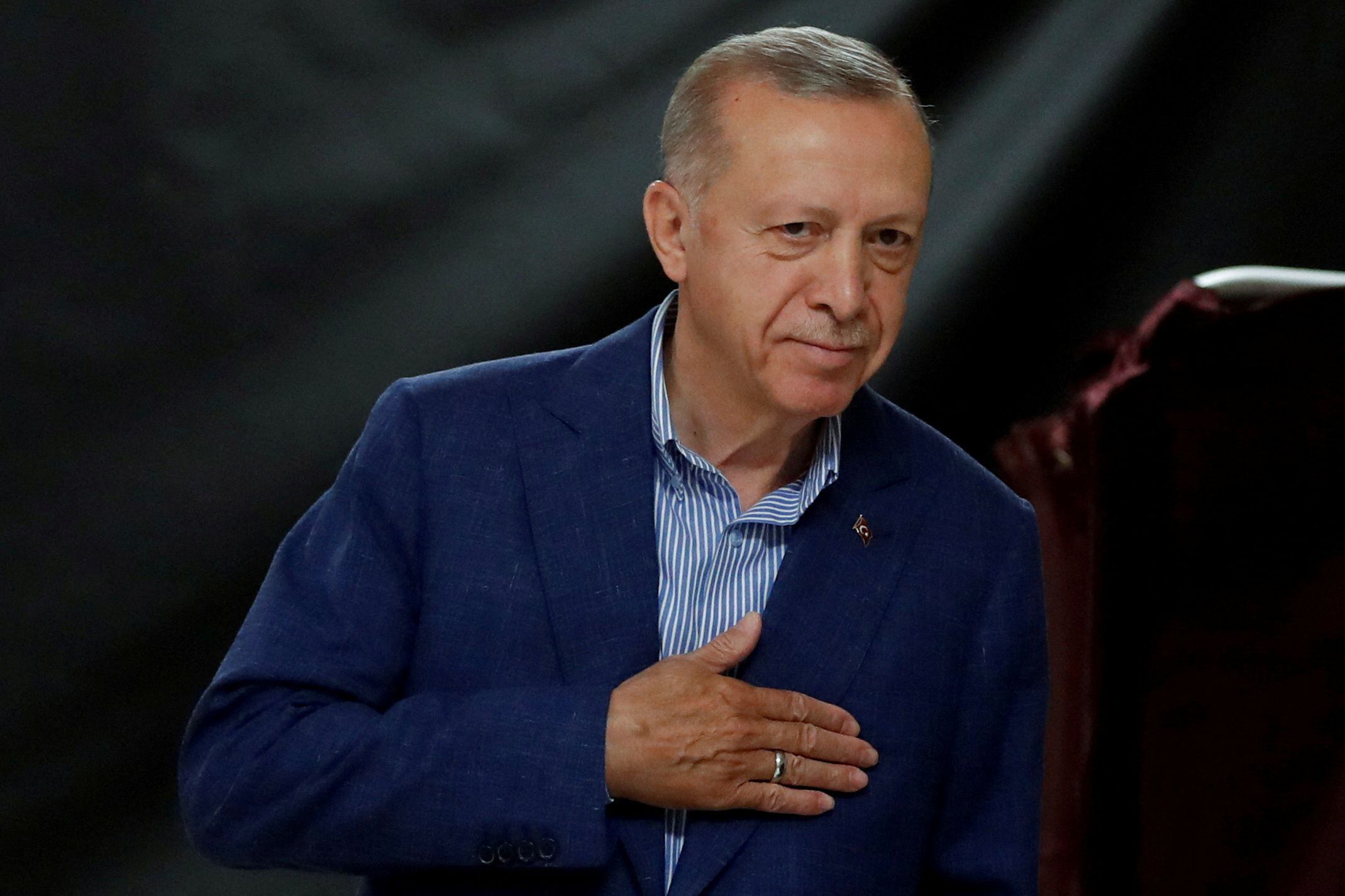 El presidente turco Tayyip Erdogan vota en un colegio electoral durante la segunda vuelta de las elecciones presidenciales en Estambul, Turquía 28 de mayo 2023. REUTERS