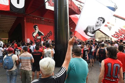 Las imágenes de los fanáticos de Newell's despidiendo a Diego Maradona en el estadio Marcelo Bielsa (REUTERS/Leonardo Cabrera)