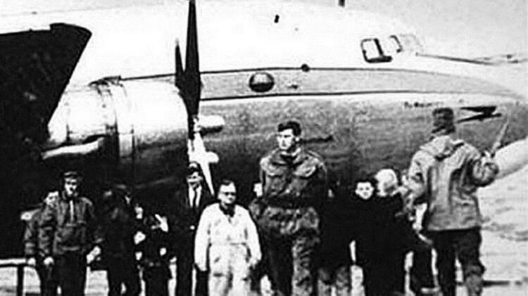 El 28 de septiembre de 1966, 18 militantes nacionalistas secuestraron un aviÃ³n de AerolÃ­neas Argentinas, aterrizaron en las islas Malvinas e izaron la bandera nacional. El dueÃ±o de CrÃ³nica iba en ese vuelo preparado par ala gran primicia de su vida (CrÃ©dito: HÃ©ctor Ricardo GarcÃ­a/Diario CrÃ³nica)