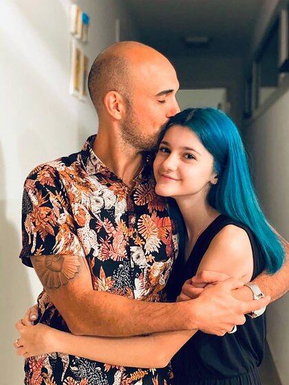 Abel Pintos con Guillermina, hija de su pareja Mora Calabrese (IG: @abelpintos)