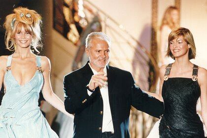 Claudia Schiffer y Linda Evangelista con Gianni Versace. las dos modelos top surgieron de la agencia Elite (Shutterstock)
