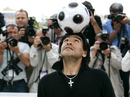 Macron definió a Maradona como un “jugador suntuoso e imprevisible” y un “bailarín con tacos" (James Mccauley/Shutterstock)