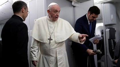 El papa Francisco habla con periodistas durante su vuelo de regreso de Panamá a Roma, en enero de 2019. Alessandra Tarantino/Pool via REUTERS