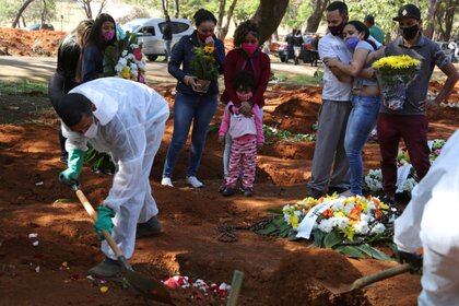 El cementerio de San Pablo también debió ampliar sus tumbas - REUTERS/Amanda Perobelli