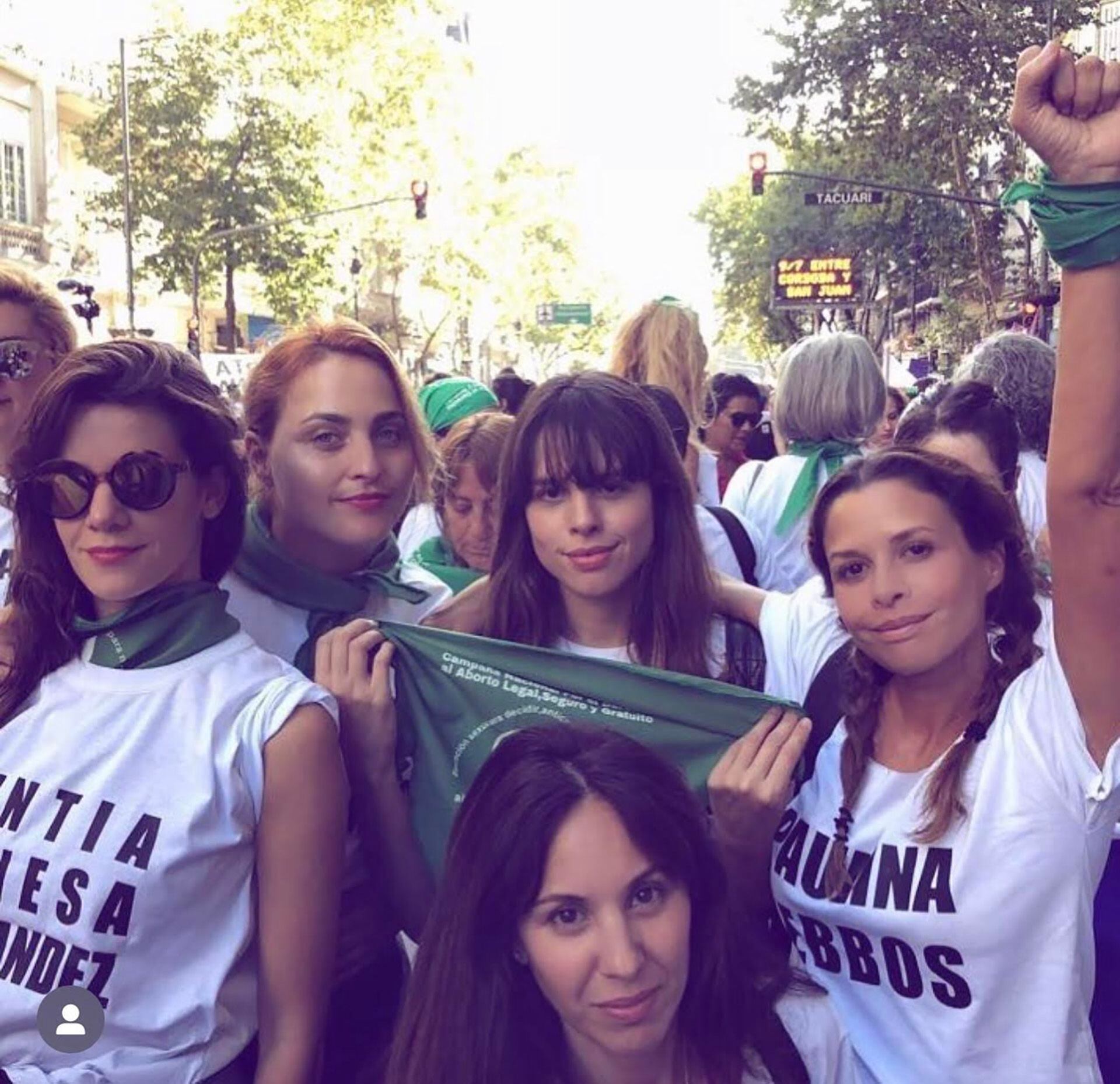 Julieta Ortega, su hermana Rosario Ortega y colegas, durante la marcha por la Ley del aborto legal, gratuito y seguro