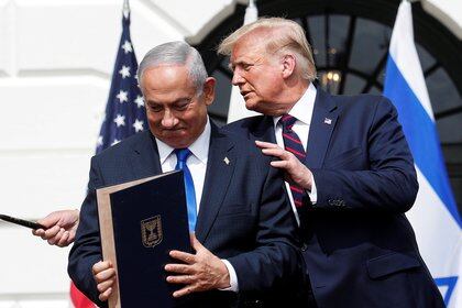 Israel's Prime Minister Benjamin Netanyahu stands with U.S. President Donald Trump after signing the Abraham Accords, normalizing relations between Israel and some of its Middle East neighbors,  in a strategic realignment of Middle Eastern countries against Iran, on the South Lawn of the White House in Washington, U.S., September 15, 2020. REUTERS/Tom Brenner     TPX IMAGES OF THE DAY