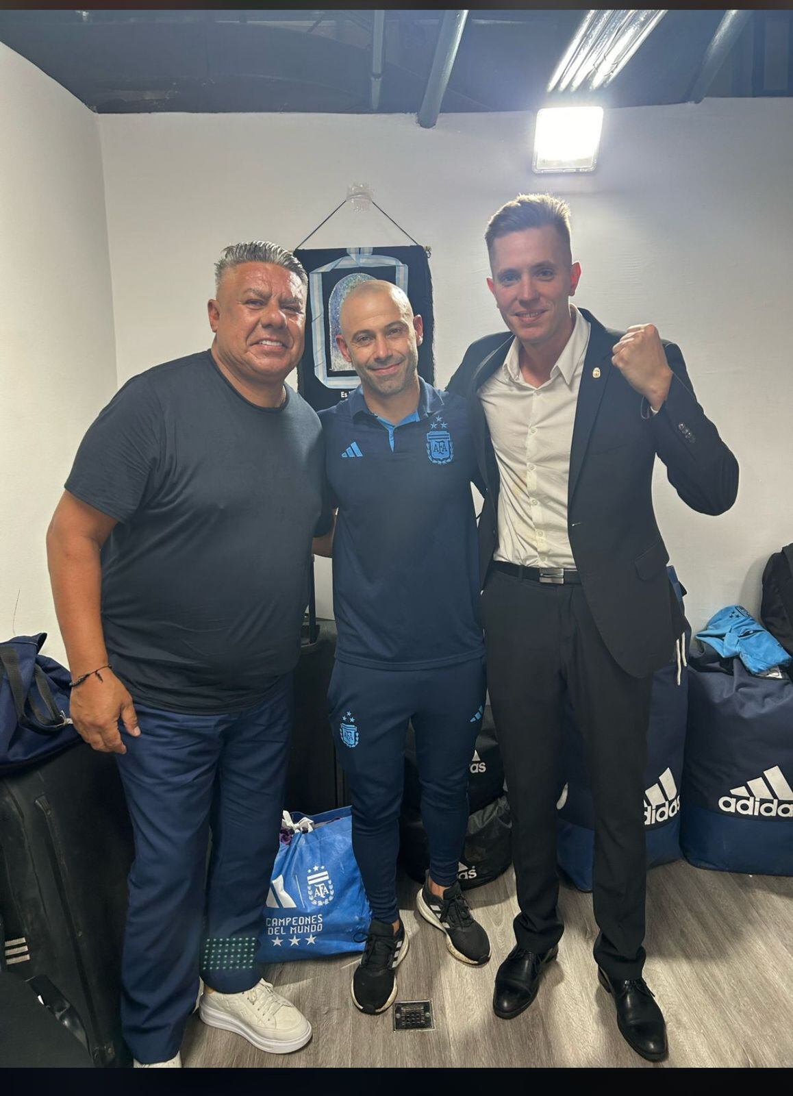 El presidente de la AFA, Claudio "Chiqui" Tapia, el DT de la selección argentina Sub 23, Javier Mascherano, y el presidente de Excursionistas, Javier Méndez Cartier, en la celebración del pase a los JJOO, tras el triunfo sobre la hora ante Brasil