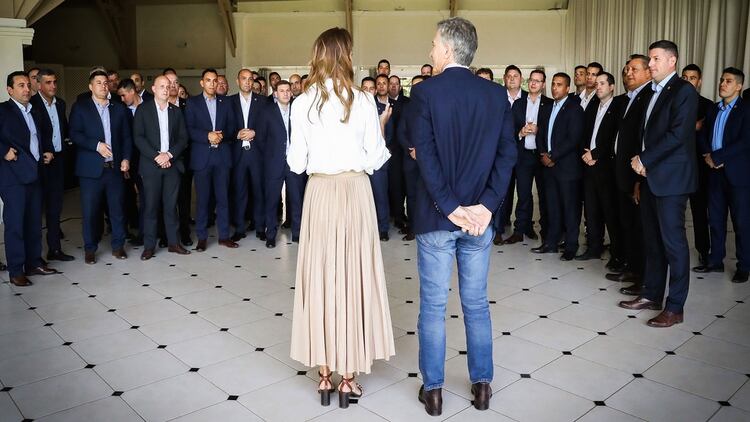 Awada y Macri se despiden de quienes fueron los custodios de la familia durante cuatro aÃ±os. (Presidencia)