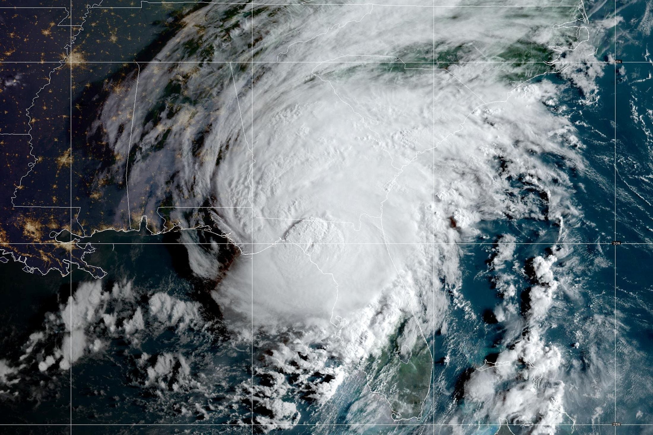 El huracán Idalia azota la costa oeste de Florida en una imagen compuesta del satélite meteorológico GOES-East de la Administración Nacional Oceánica y Atmosférica (NOAA) el 30 de agosto de 2023. NOAA/Handout REUTERS 