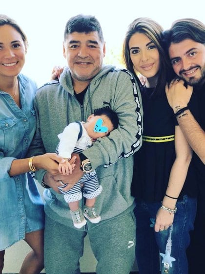 Diego junto a Rocío, Diego Junior, su mujer y su hijo