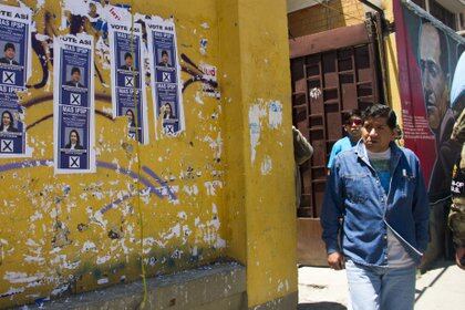Imagen de elecciones en un colegio electoral de La Paz (Europa Press)