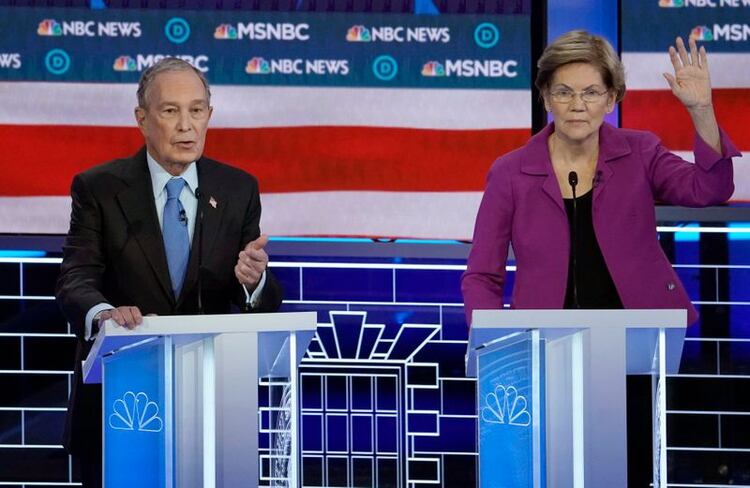 La senadora Elizabeth Warren fue quien más duro atacó a Bloomberg en el debate (REUTERS/Mike Blake)