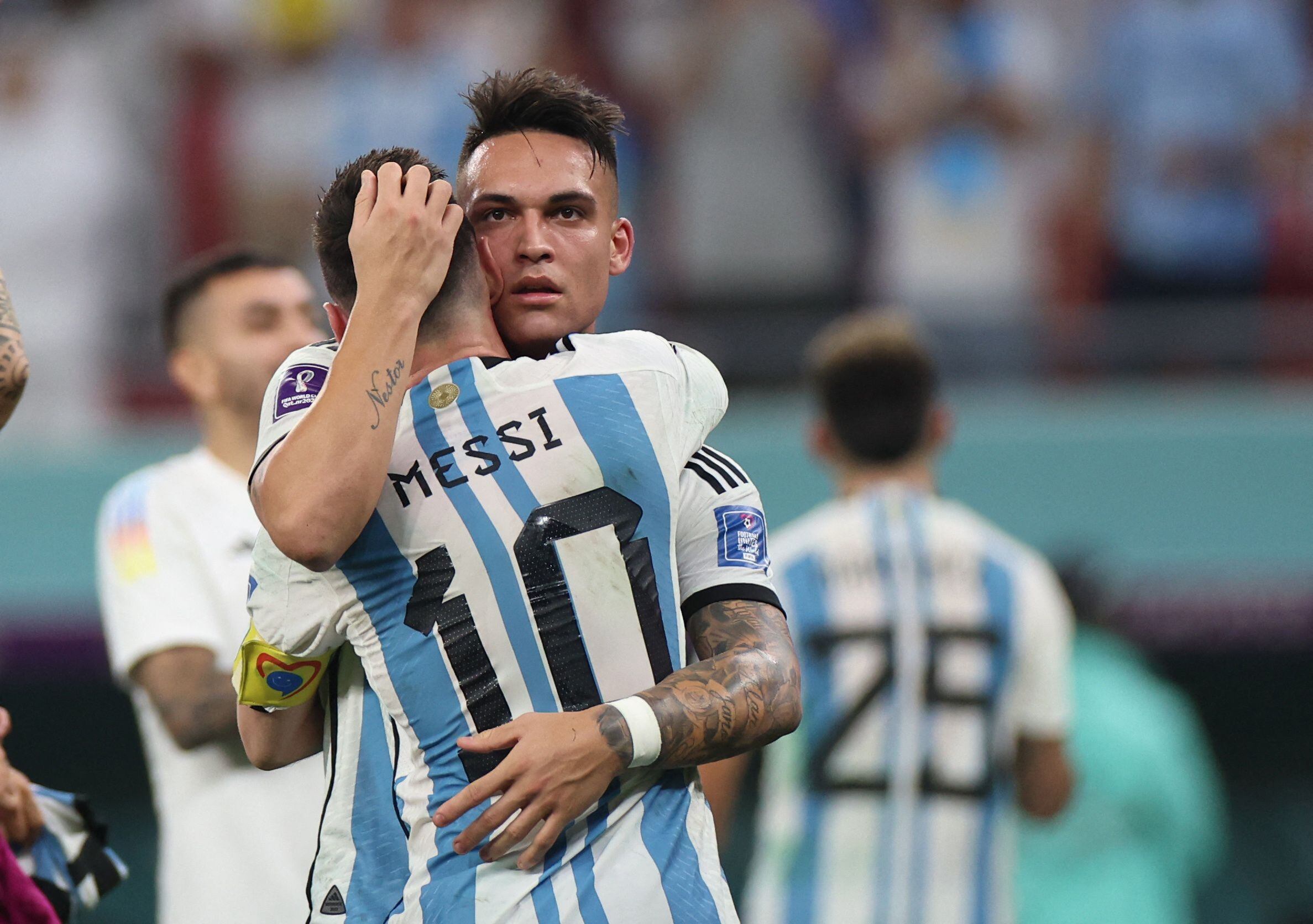 Lionel Messi buscó a Lautaro Martínez en el medio de los festejos y se quedó abrazado varios segundos (Foto: Reuters)