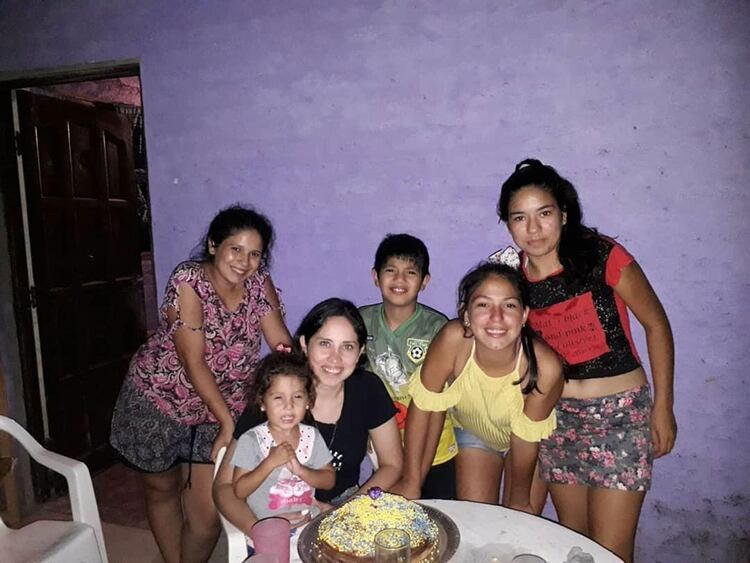 Nazarena, junto a sus hermanos y a su sobrino. De izq a der: Belén (20), Rocío (22), junto a la hija de Belén en sus brazos, Brahian (8), Nazarena, de amarillo, y Ayelén (18)