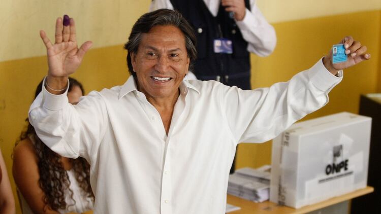 Alejandro Toledo participando en elecciones