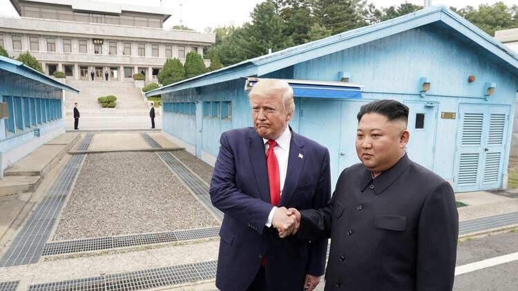 Donald Trump y Kim Jong-un se dieron un apretón de mano en la Zona Desmilitarizada de Corea el 30 de junio de 2019 (Reuters)