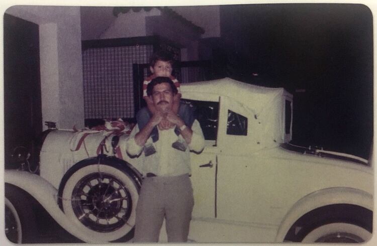 El capo del Cartel de Medellín, Pablo Escobar, con su hijo Juan Pablo. (Victoria Eugenia Henao – Editorial Planeta)