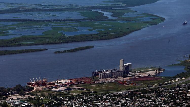 El puerto de Rosario fue uno de los más afectados por la bajante del río. (Reuters)