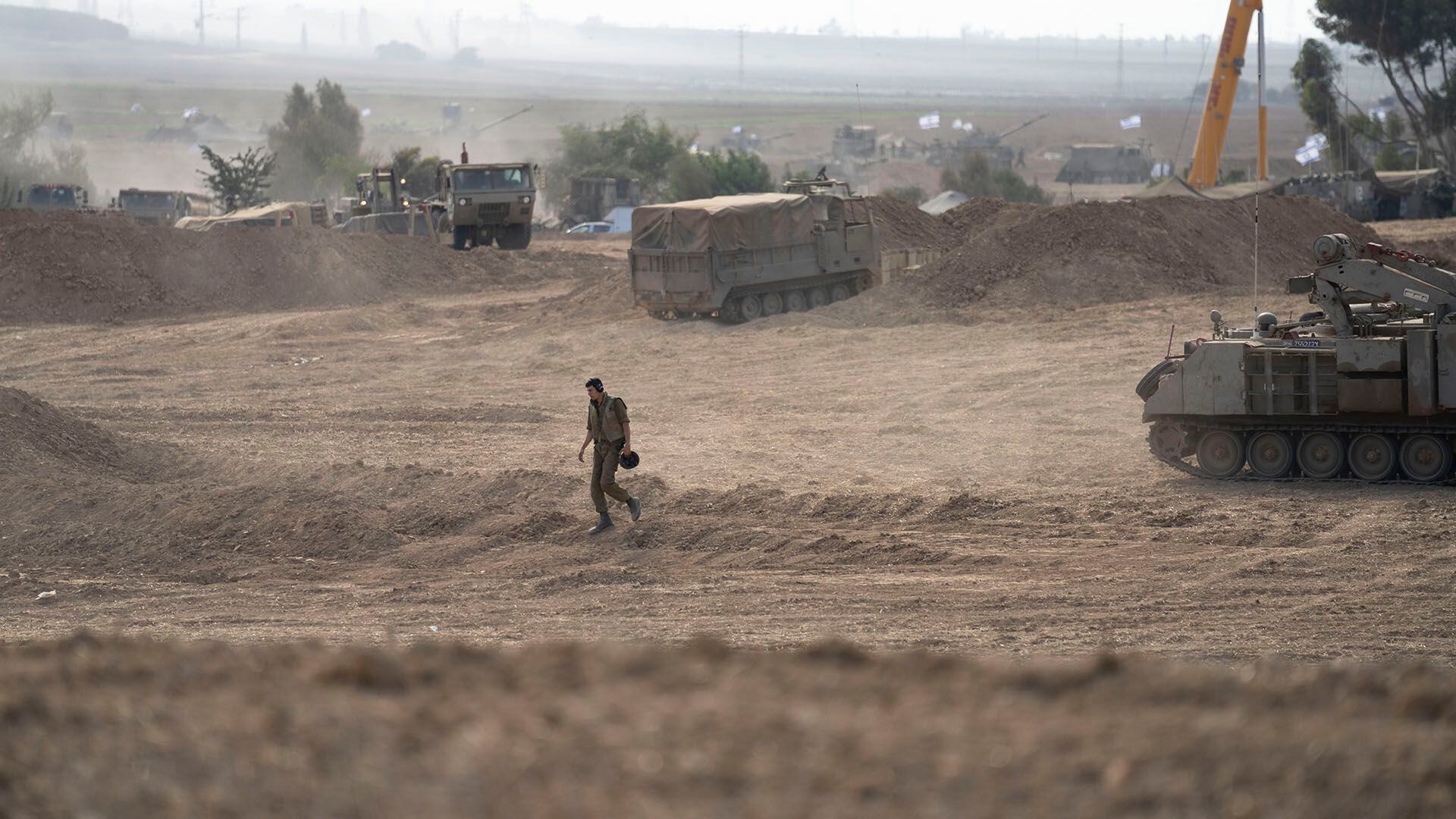 Miles de soldados y cientos de tanques israelíes continúan apostados en la frontera con Gaza a la espera de la orden de Netanyahu y su gabinete de guerra