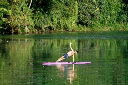 Un hombre fue registrado al practicar yoga sobre una tabla de surf, en una de las lagunas aledañas al volcán Arenal, en la zona de la Fortuna de San Carlos, al norte de San José; (Costa Rica). EFE/Jeffrey Arguedas
