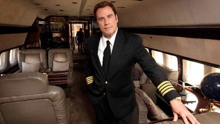 El actor cuenta con varias licencias que le permiten pilotear sus propios aviones