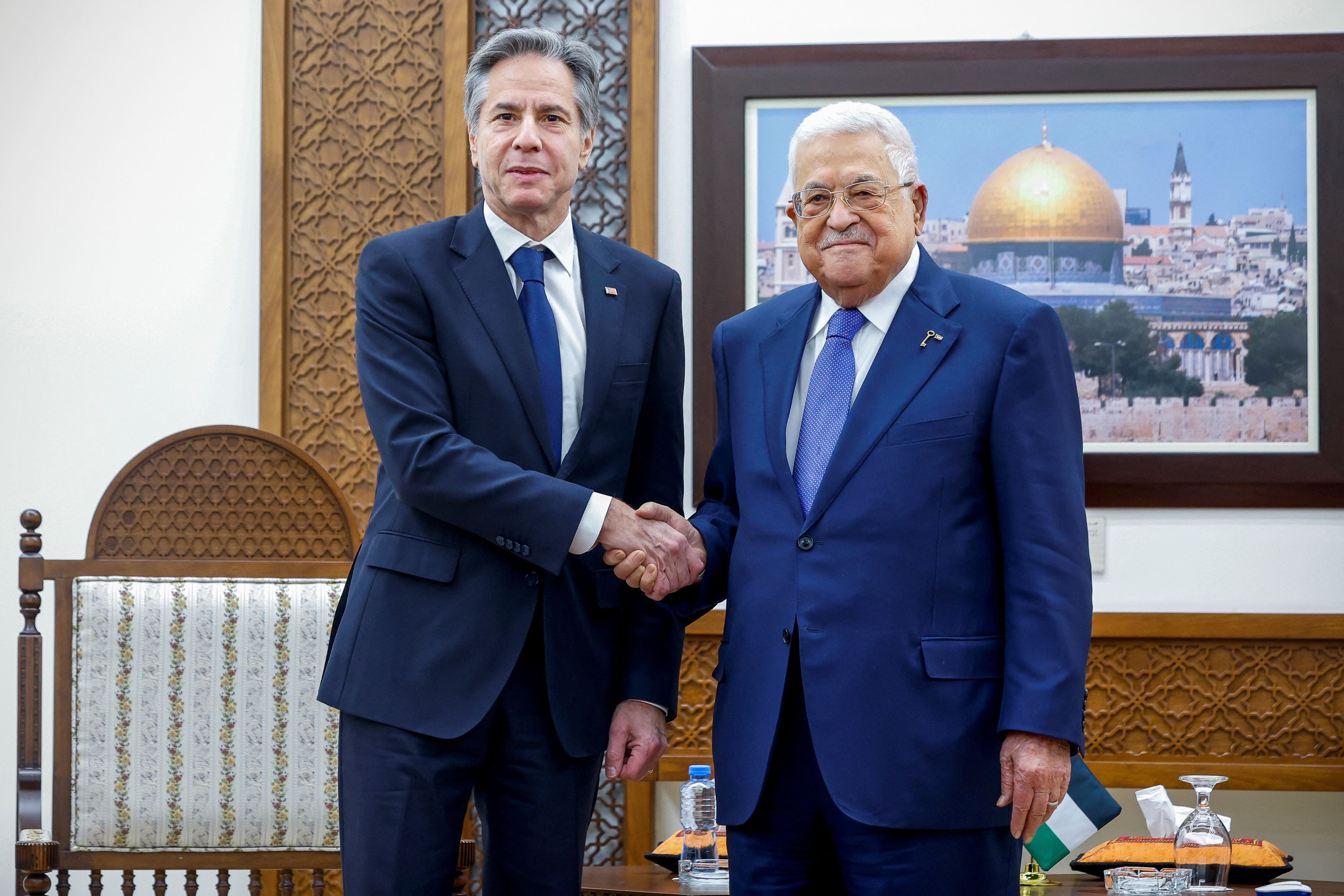 El secretario de Estado estadounidense, Antony Blinken, se reúne con el presidente palestino, Mahmoud Abbas, durante su viaje de una semana destinado a calmar las tensiones en Medio Oriente, en la Muqata'a, en Ramala, en Cisjordania, el 10 de enero de 2024. REUTERS/Evelyn Hockstein/Pool