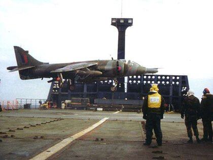 Uno de los Harrier operando en el área de Malvinas desde el carguero registrado en Liverpool.