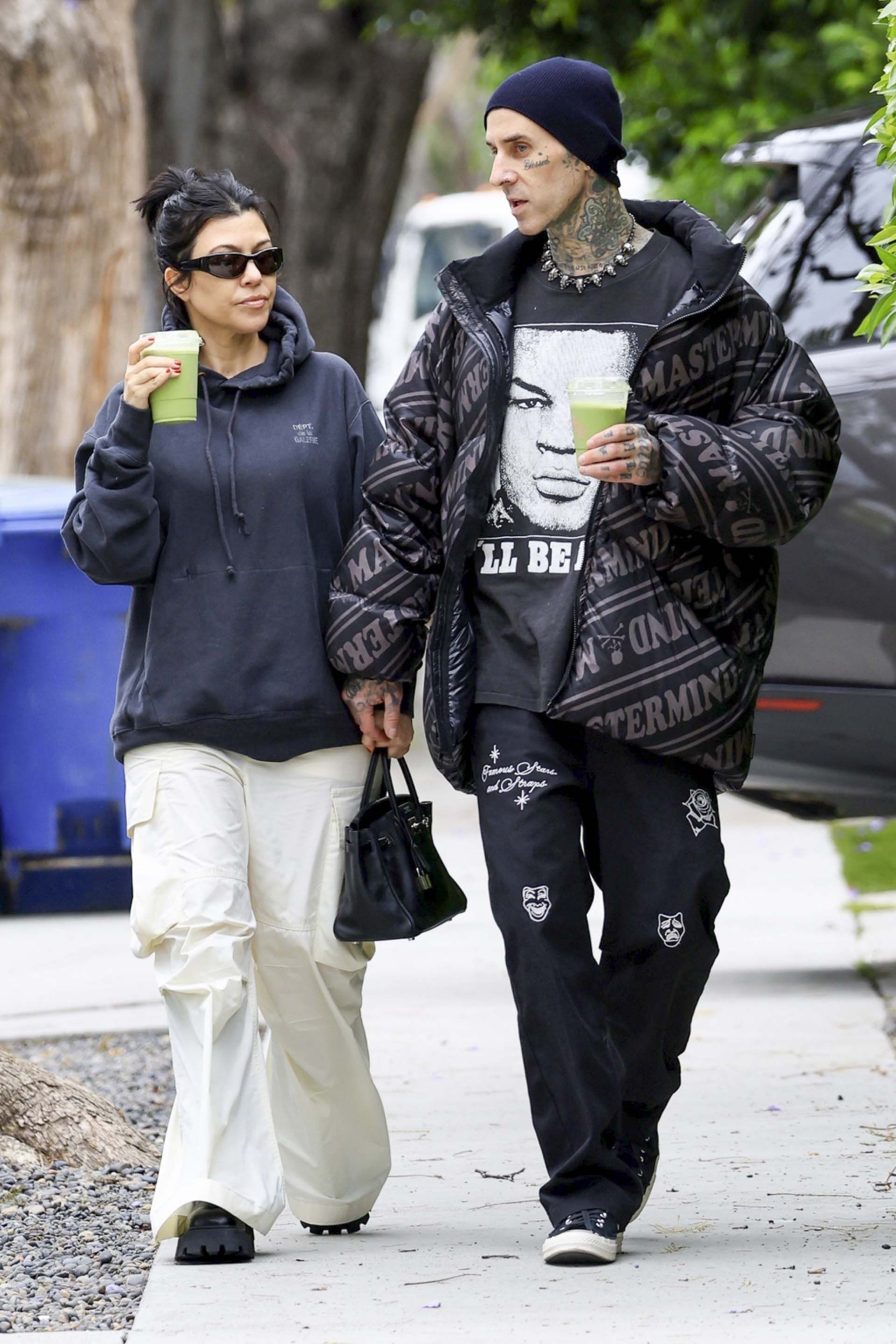 Kourtney Kardashian y Travis Barker dieron un romántico paseo por las calles de West Hollywood y se detuvieron en un local a comprar jugo para llevar. Ella vistió con pantalón cargo color blanco y un buzo negro oversize, mientras que él optó por un look estampado