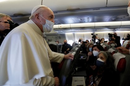 El papa Francisco hablando con periodistas en el avión (Andrew Medichini/Pool via REUTERS)