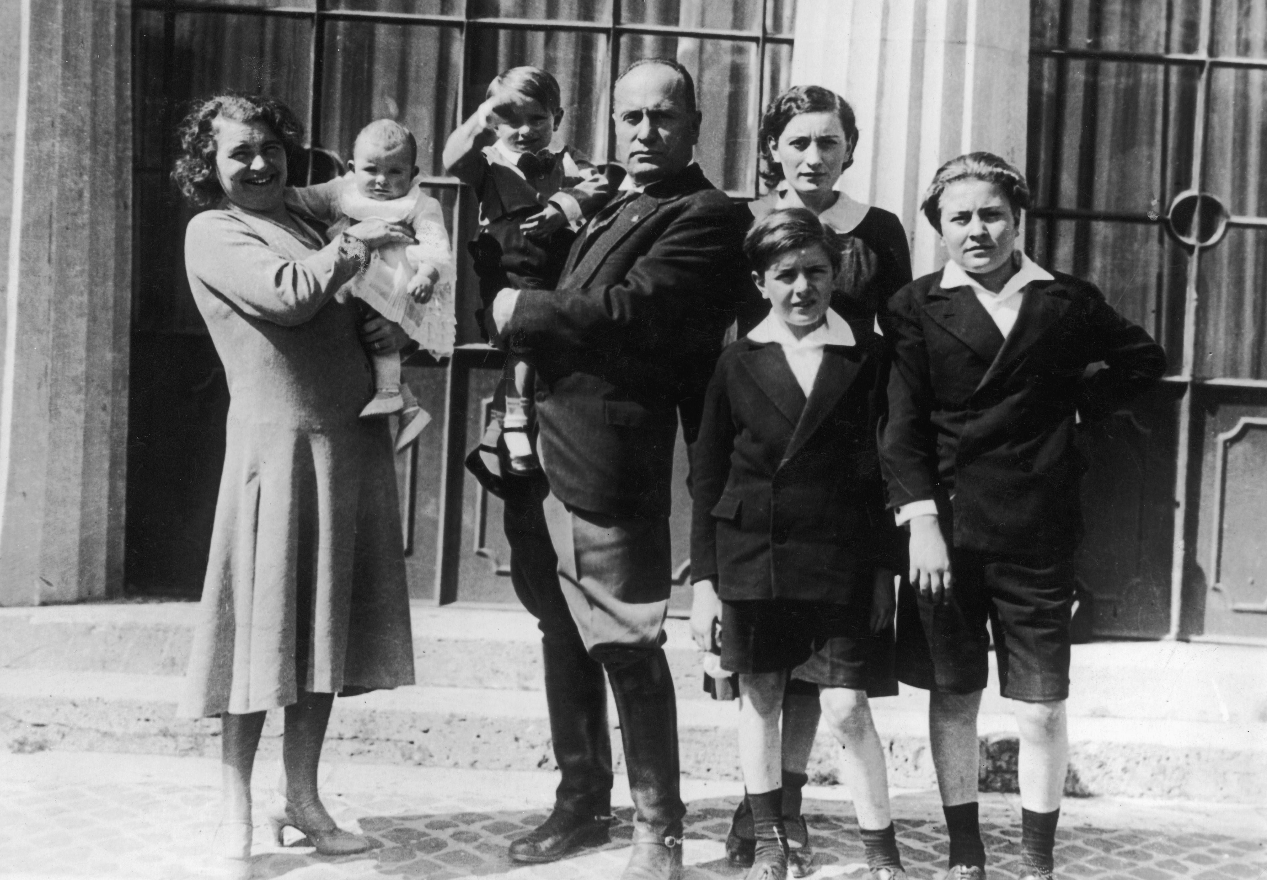 Benito Mussolini junto a su esposa Rachele Guidi y sus cinco hijos: Edda, Vittorio, Bruno, Romano y Anna Maria (Three Lions/Getty Images)